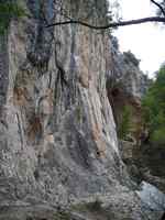 Zep�edu kolm� cesty, vzadu velk� jeskyn�