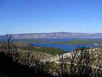 V�hled od skal. Dole z�toka Stari Gradu a je�t� d�l u� ostrov Bra�.